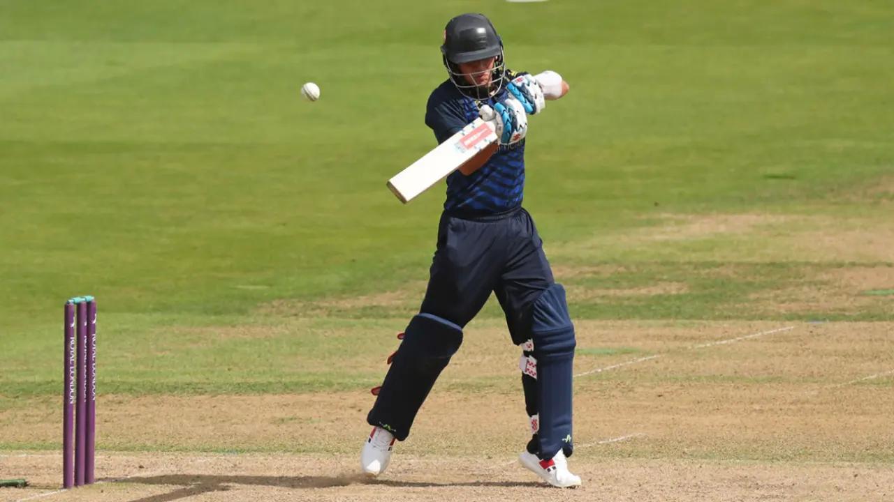 Kai Smith's century propels Warwickshire to victory over Glamorgan in semi-final