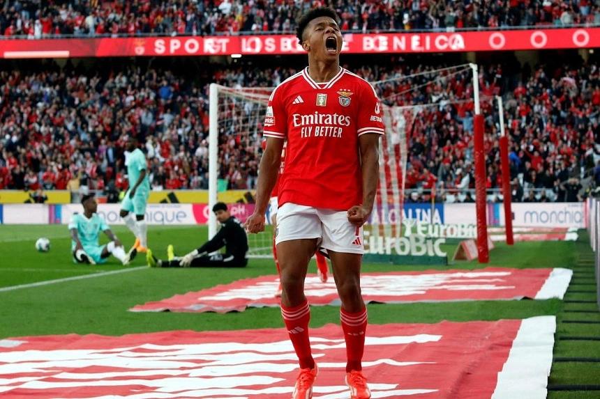 Napoli secure signing of Brazilian striker Neres from Benfica