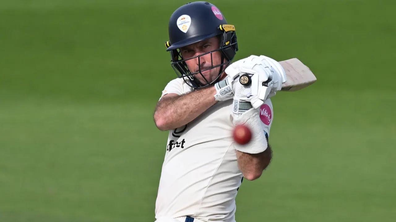 Sussex determined to clinch victory despite Wayne Madsen's century