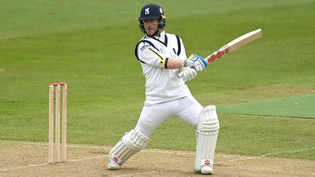 Alex Davies surpasses 1000-run milestone as Worcestershire narrowly clinch rain-impacted day