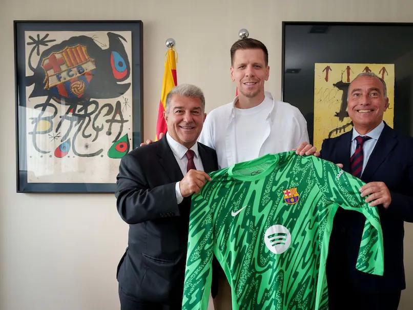 FC Barcelona Tempts Goalkeeper Wojciech Szczesny Out Of Retirement